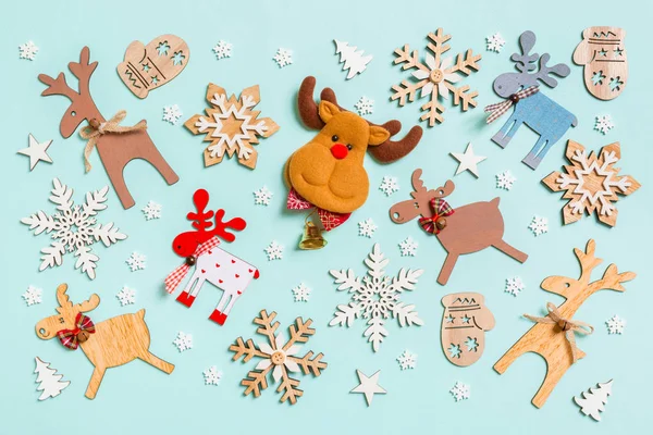 휴일 장식과 장난감의 맨 위에 푸른 배경이 있다. 크리스마스 장식의 개념 — 스톡 사진