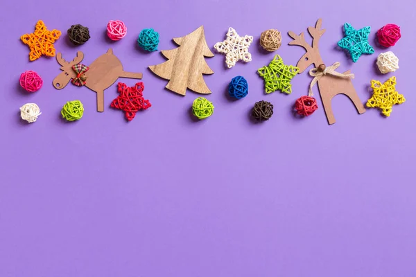 Nieuwjaar decoraties op paarse achtergrond. Feestelijke sterren en ballen. Merry Christmas concept met lege ruimte voor uw ontwerp — Stockfoto