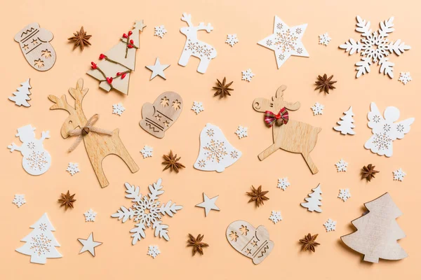 Decoraciones festivas y juguetes sobre fondo naranja. Feliz concepto de Navidad —  Fotos de Stock