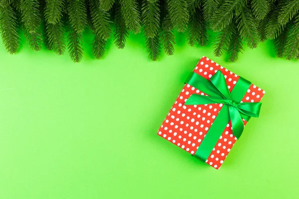 由冷杉树和礼品盒制成的彩色假日背景的顶部视图。「新年快乐」概念及复本空间 — 图库照片