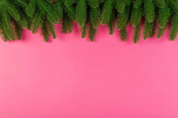 푸른 전나무 가지로 이루어진 다채 로운 배경의 맨 위 사진. 복제품 공간이 있는 새해 컨셉트 — 스톡 사진