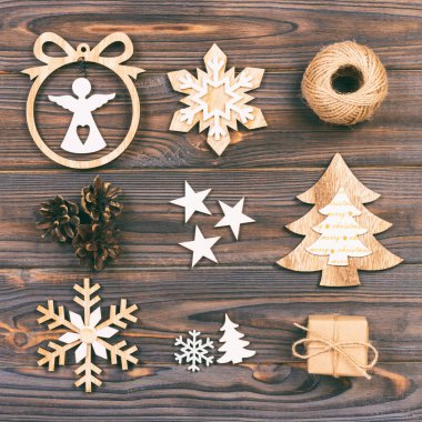 Noel kompozisyonu. Noel kar taneleri, Noel ağacı ve ahşap arka planda bir çerçevedeki melek. Yeni yıl ahşap süslemeleri. Ayarlanmış