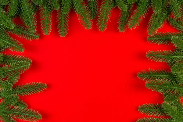 Renkli arkaplan ve kopyalama alanı olan köknar ağacından yapılmış çerçeve üst görünümü. Mutlu Noeller. — Stok fotoğraf