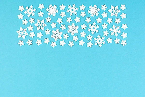 Conjunto de copos de nieve blancos sobre fondo colorido. Vista superior del ornamento de Navidad. Concepto de Año Nuevo con espacio vacío para su diseño — Foto de Stock