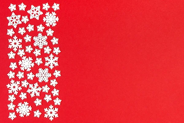 Conjunto de flocos de neve brancos sobre fundo colorido. Vista superior do ornamento de Natal. Conceito de Ano Novo com espaço vazio para o seu design — Fotografia de Stock