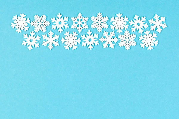 Sada bílých sněhových vloček na barevném pozadí. Pohled shora na vánoční ozdoby. Nový rok koncept času s prázdným prostorem pro váš design — Stock fotografie