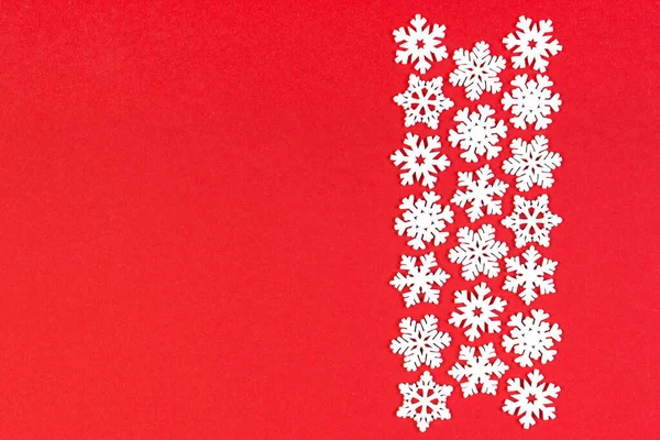Draufsicht auf das Winterornament aus weißen Schneeflocken auf buntem Hintergrund. Frohes Neues Jahr Konzept mit Kopierraum — Stockfoto