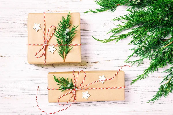 Weihnachtlich dekorierte Geschenkbox mit Tannenbaum und Schneeflocken-Dekor auf weißem Hintergrund von oben. gemildert — Stockfoto