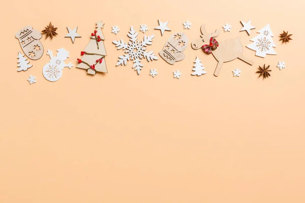 Decorações festivas e brinquedos em fundo laranja. Feliz Natal conceito com espaço de cópia — Fotografia de Stock