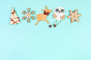 Üst düzey Noel oyuncakları ve renkli arka plan süslemeleri. Fotokopi alanı olan yeni yıl tatili kavramı