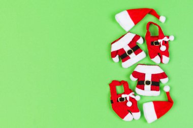 Üst manzara, renkli arka planda kırmızı Noel Baba şapkaları. Fotokopi alanı ile Mutlu Noeller
