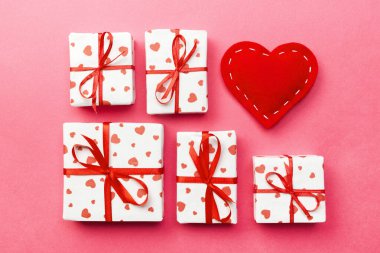 Hediye kutusu ile mercan arka plan üzerinde kırmızı kalpler. kopya alanı ile üstten görünüm