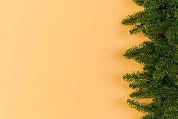 Vista dall'alto di sfondo colorato fatto di rami di abete verde. Nuovo concetto di vacanza anno con spazio di copia — Foto Stock