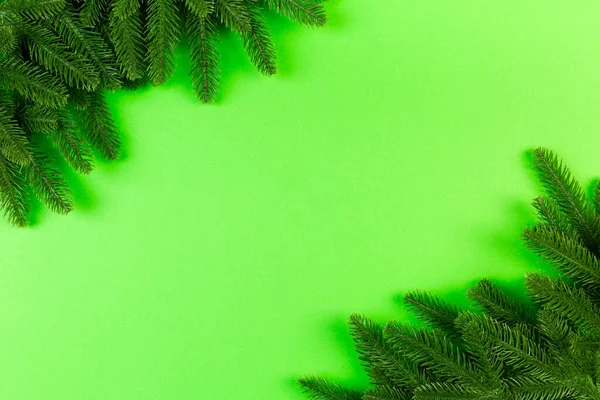 Vista dall'alto di cornice in abete su sfondo colorato con spazio di copia. Buon Natale concetto — Foto Stock