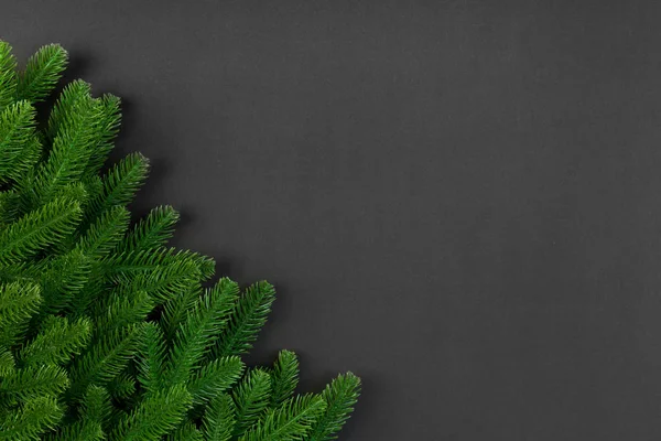 Bovenaanzicht van kleurrijke feestelijke achtergrond gemaakt van dennenboom tak. Kerstvakantie concept met kopieerruimte — Stockfoto