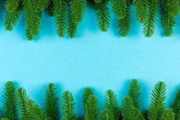 다채 로운 배경의 푸른 전나무 가지들이 위에서 내려다 보인다. 당신의 디자인을 위한 빈 공간이 있는 새해 컨셉트 — 스톡 사진