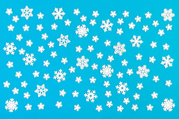 Sada bílých sněhových vloček na barevném pozadí. Pohled shora na vánoční ozdoby. Nový rok koncept času s prázdným prostorem pro váš design — Stock fotografie
