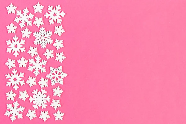 Conjunto de copos de nieve blancos sobre fondo colorido. Vista superior del ornamento de Navidad. Concepto de Año Nuevo con espacio vacío para su diseño — Foto de Stock