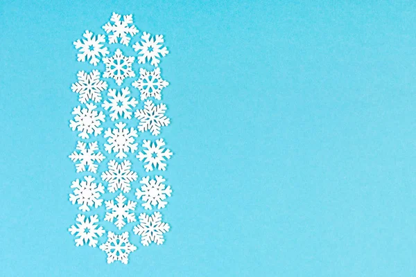 Conjunto de copos de nieve blancos sobre fondo colorido. Vista superior del ornamento de Navidad. Concepto de Año Nuevo con espacio vacío para su diseño — Foto de Stock