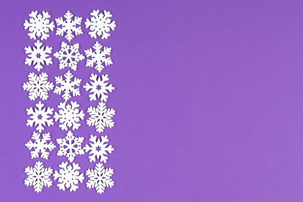 Σύνολο από λευκές νιφάδες χιονιού σε πολύχρωμο φόντο. Κάτοψη του χριστουγεννιάτικου στολισμού. Πρωτοχρονιάτικη ιδέα με κενό χώρο για το σχεδιασμό σας — Φωτογραφία Αρχείου