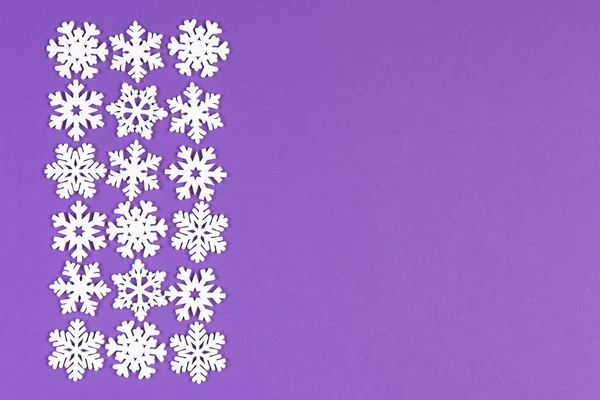 Conjunto de copos de nieve blancos sobre fondo colorido. Vista superior del ornamento de Navidad. Concepto de Año Nuevo con espacio vacío para su diseño —  Fotos de Stock