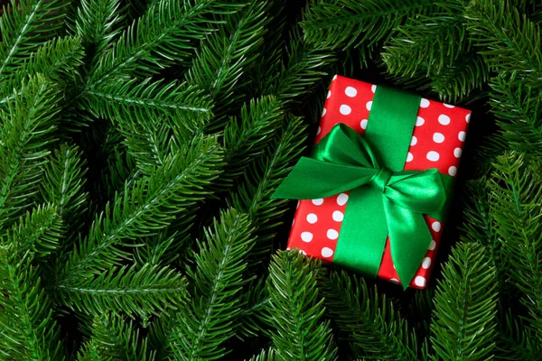 Vista superior de la caja de regalo de Año Nuevo decorada con rama de abeto. Feliz concepto de Navidad con espacio vacío para su diseño — Foto de Stock
