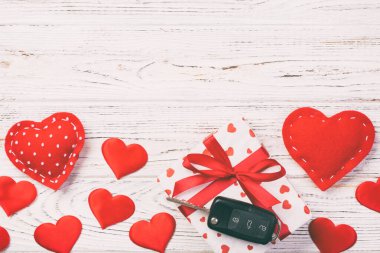 Sevgililer veya kağıt kırmızı kalpler ile diğer tatil el yapımı hediye, Araba anahtarları ve hediye tatil sunulu liste kutusunda. Tasarım için kopya alanı görünümüyle Beyaz ahşap masa üstü, boş alanı kutusu hediye