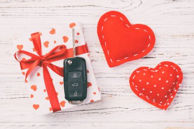 Sevgililer veya kağıt kırmızı kalpler ile diğer tatil el yapımı hediye, Araba anahtarları ve hediye tatil sunulu liste kutusunda. Tasarım için kopya alanı görünümüyle Beyaz ahşap masa üstü, boş alanı kutusu hediye