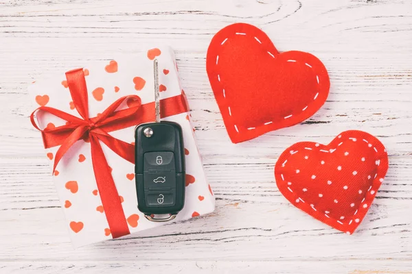 Sevgililer veya kağıt kırmızı kalpler ile diğer tatil el yapımı hediye, Araba anahtarları ve hediye tatil sunulu liste kutusunda. Tasarım için kopya alanı görünümüyle Beyaz ahşap masa üstü, boş alanı kutusu hediye