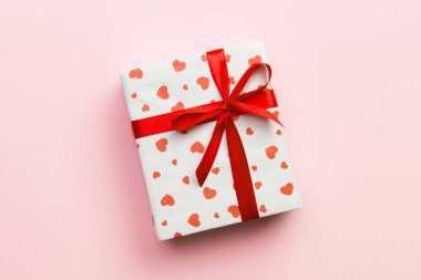 Hediye kutusu ve kalpleri gül arka planda arka plan. Metin kopyalama yeri olan üstten görünüm