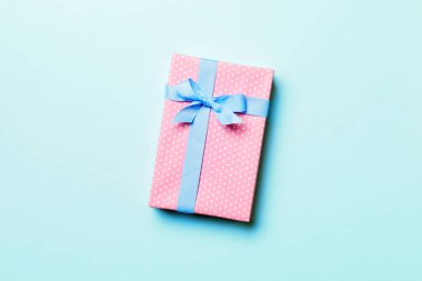 Mavi fiyonklu hediye kutusu ya da mavi arka planda yeni yıl günü, fotokopi alanı olan üst görünüm