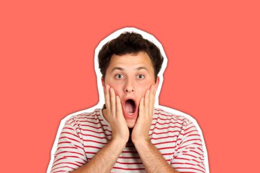 Şok olmuş adam ağzını açtı ve elleriyle yüzüne dokundu. duygusal adam dergisi kolaj stili moda renk