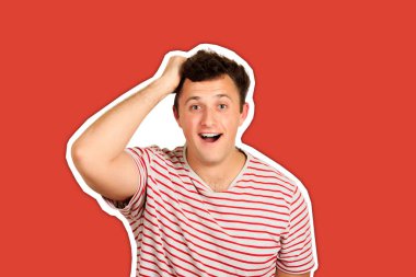 Şok olmuş ve şaşırmış bir adam kameraya gülümsüyor. Duygusal adam moda rengi olan dergi kolajı tarzını izole etti