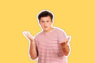 Adam önemli bir şey unutmuş. Çekici bir adamın omuz silkip el kaldırması söz konusu. İnsanoğlu neler olduğunu anlamıyor. Duygusal adam moda rengi ile dergi kolajı tarzını izole etti