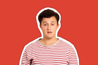 Dağınık saçlı, kasvetli gülüşlü, uykusuz adam. Duygusal adam moda rengi ile dergi kolajı tarzını izole etti