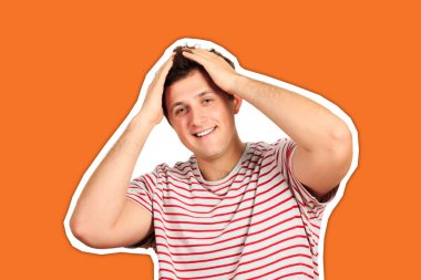 Yakışıklı adam kameraya bakıp gülümsüyor, el ele tutuşuyor, genç adam tişört giyiyor. duygusal adam dergisi kolaj stili moda renk