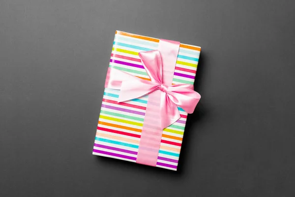 크리스마스나 새해 선물 상자에는 검은 배경의 핑크 색 리본이 들어 있고, 복사 공간으로 위를 볼 수있다 — 스톡 사진