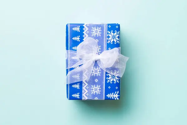 Draufsicht Weihnachtsgeschenkbox mit weißer Schleife auf blauem Hintergrund mit Kopierraum — Stockfoto