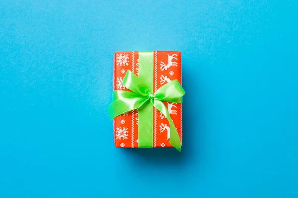 圣诞或新年礼物盒，蓝色背景，顶部有复盖空间 — 图库照片