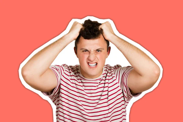 A gonosz fickó kitépi a haját a dühtől. érzelmi srác elszigetelt Magazin kollázs stílus trendi színű — Stock Fotó