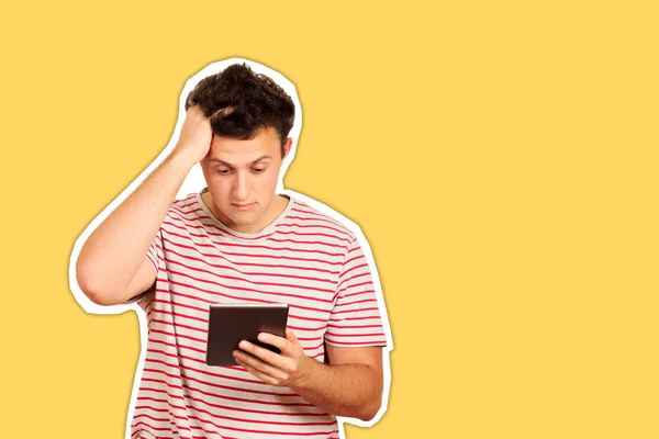 Młody, zszokowany student pracujący na tablecie cyfrowym i trzymający się głowy. emocjonalny facet odizolowany Magazine kolaż styl z modnym kolorem — Zdjęcie stockowe