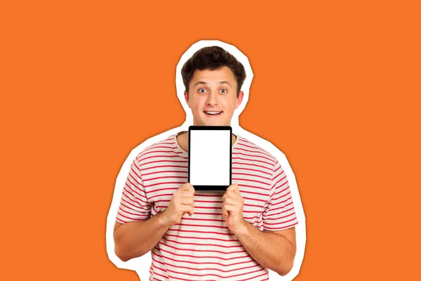 Młody uśmiechnięty mężczyzna pokazuje pusty ekran tabletu. emocjonalny facet Magazine kolaż styl z modnym kolorem — Zdjęcie stockowe