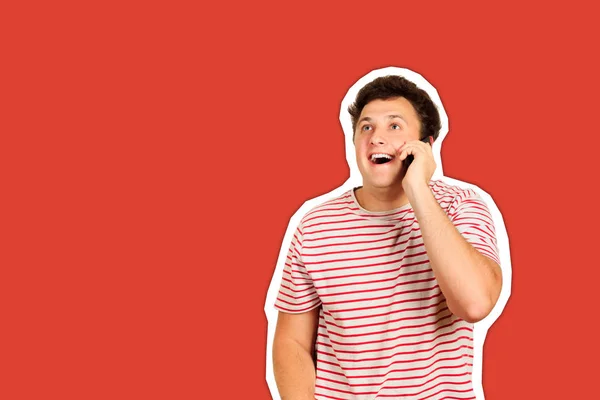 Pemuda santai berbicara di telepon dan tersenyum. pria emosional terisolasi gaya kolase Magazine dengan warna trendi — Stok Foto