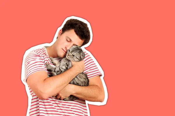 Een man die een Britse kat in zijn armen houdt en haar knuffelt. emotionele man geïsoleerde Magazine collage stijl met trendy kleur — Stockfoto