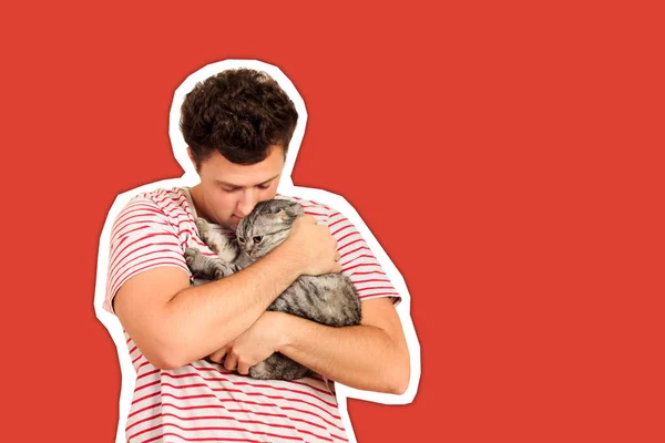 Un gatto e un uomo, un ritratto di un gatto felice con gli occhi chiusi e un giovane, persone che giocano con un gattino. Il ragazzo abbraccia il suo animaletto. uomo emotivo isolato Magazine stile collage con colore alla moda — Foto Stock