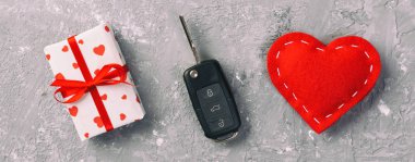 Sevgililer veya kağıt kırmızı kalpler ile diğer tatil el yapımı hediye, Araba anahtarları ve hediye tatil sunulu liste kutusunda. Tasarım için gri çimento tablo üstten görünüm kopya alanı ile boş alanı kutusu hediye