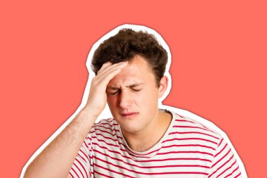 Eli saçında ağlayan umutsuz bir adam. Duygusal adam moda rengi ile dergi kolajı tarzını izole etti