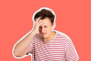 Eli saçında ağlayan umutsuz bir adam. Duygusal adam moda rengi ile dergi kolajı tarzını izole etti