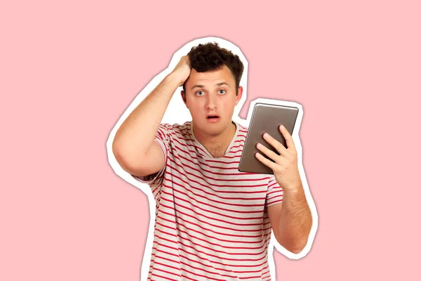 Zaskoczony młody człowiek noszący koszulkę używając tabletu. emocjonalny facet odizolowany na białym tle. Magazyn styl kolaż z modnym kolorem — Zdjęcie stockowe