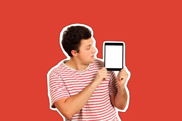 Zdjęcie mężczyzny używającego tabletu PC. biały, pusty ekran. emocjonalny facet odizolowany Magazine kolaż styl z modnym kolorem — Zdjęcie stockowe
